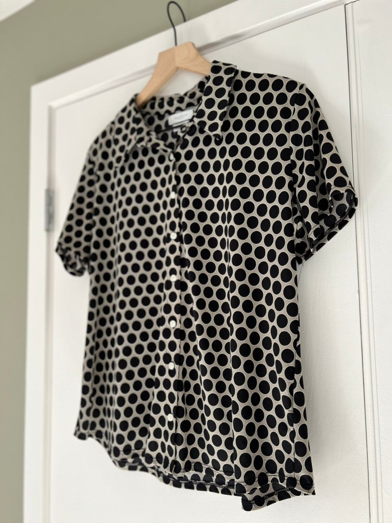POLKA DOT SHORT SLEEVE BUTTON DOWN