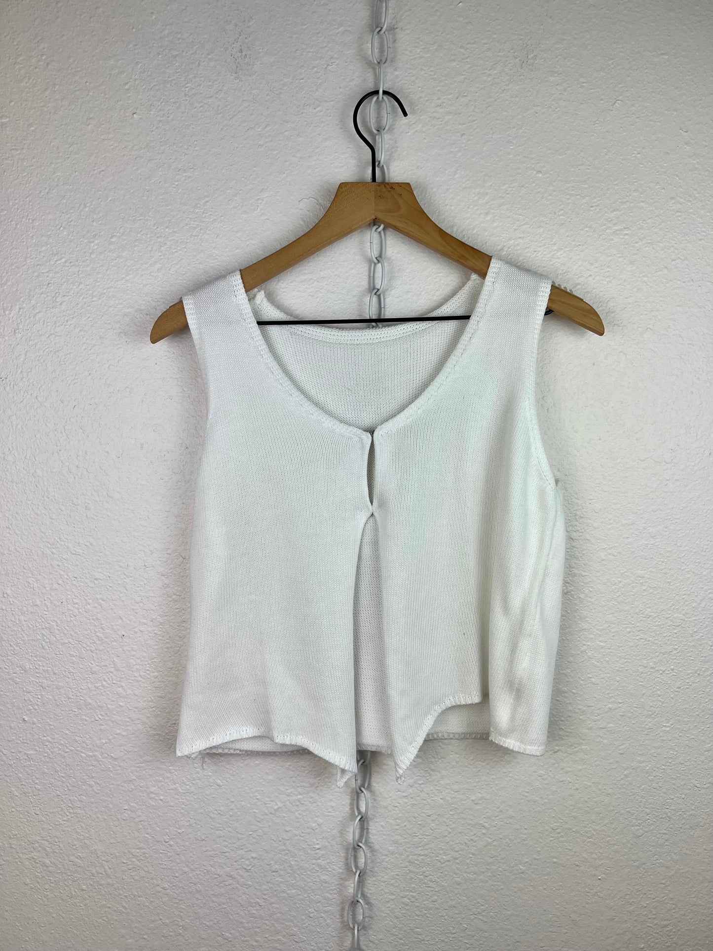 WHITE FRONT CLASP TOP
