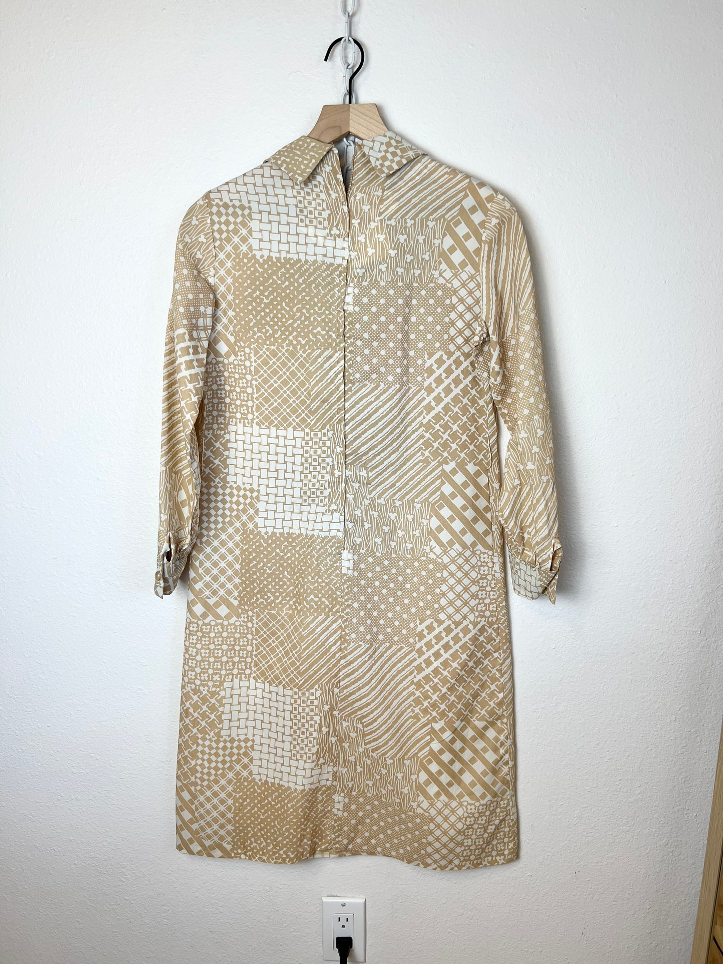 1970s BEIGE DRESS WITH WAIST TIE