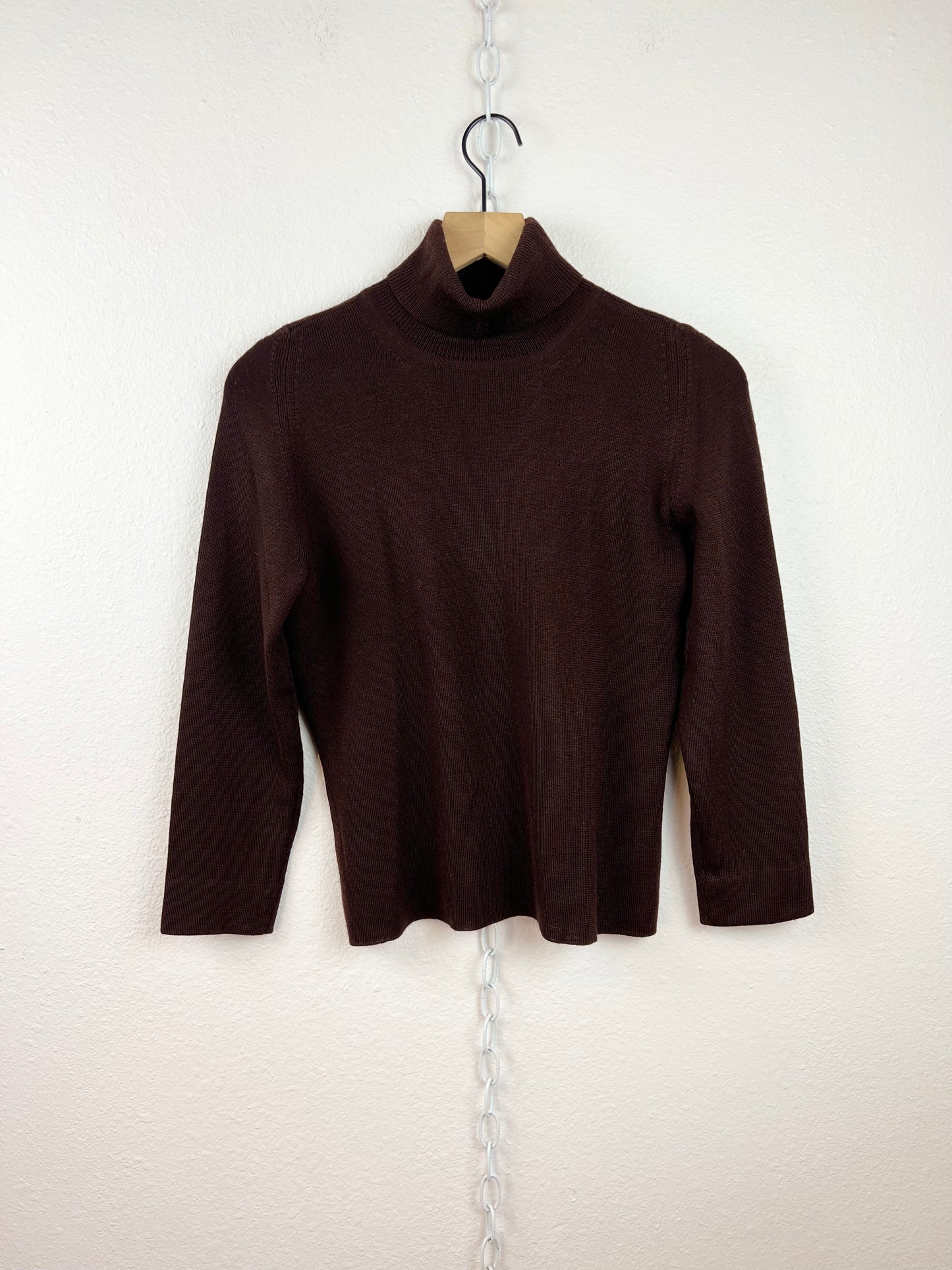 TEXTURED BROWN TURTLENECK