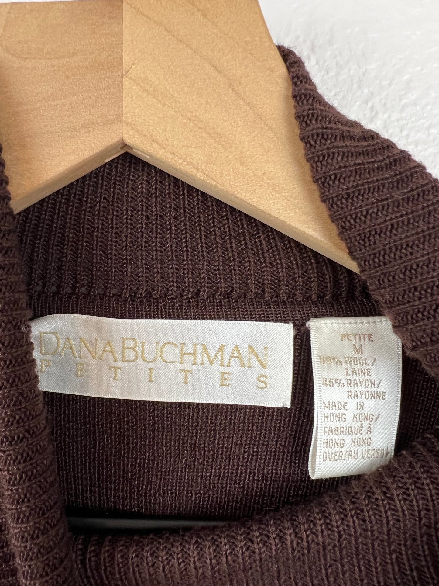 TEXTURED BROWN TURTLENECK