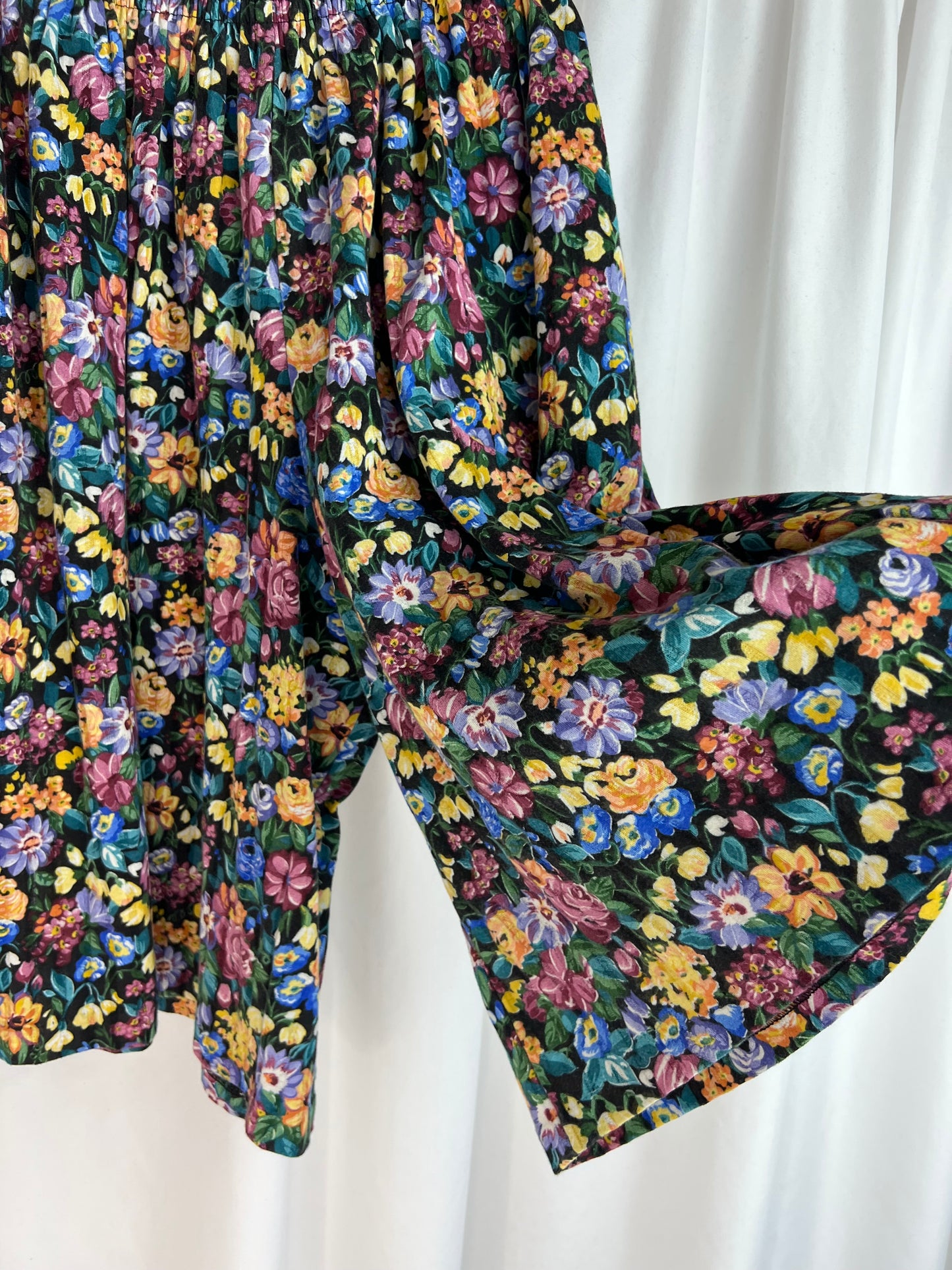 FLORAL FLOWY SHORTS | WAIST 24"