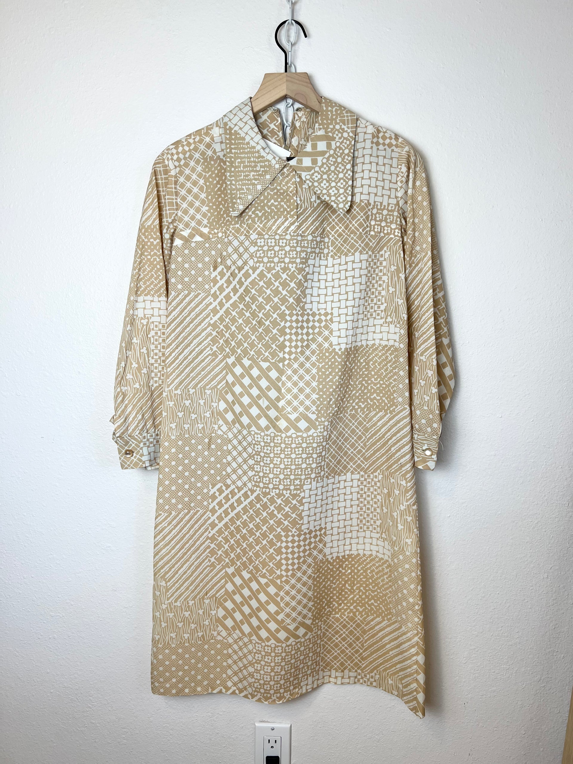 1970s BEIGE DRESS WITH WAIST TIE