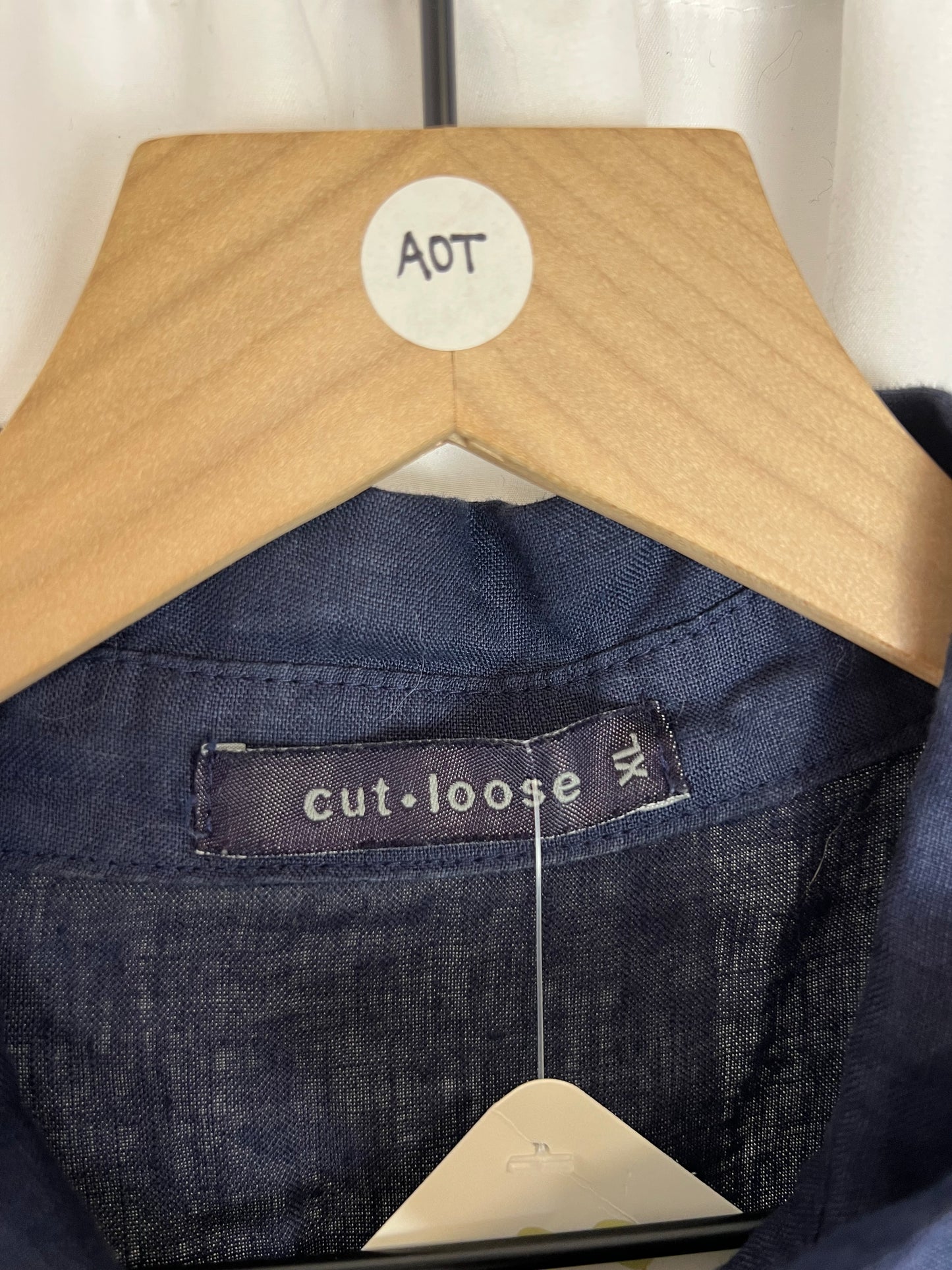 LINEN NAVY BUTTON DOWN TOP