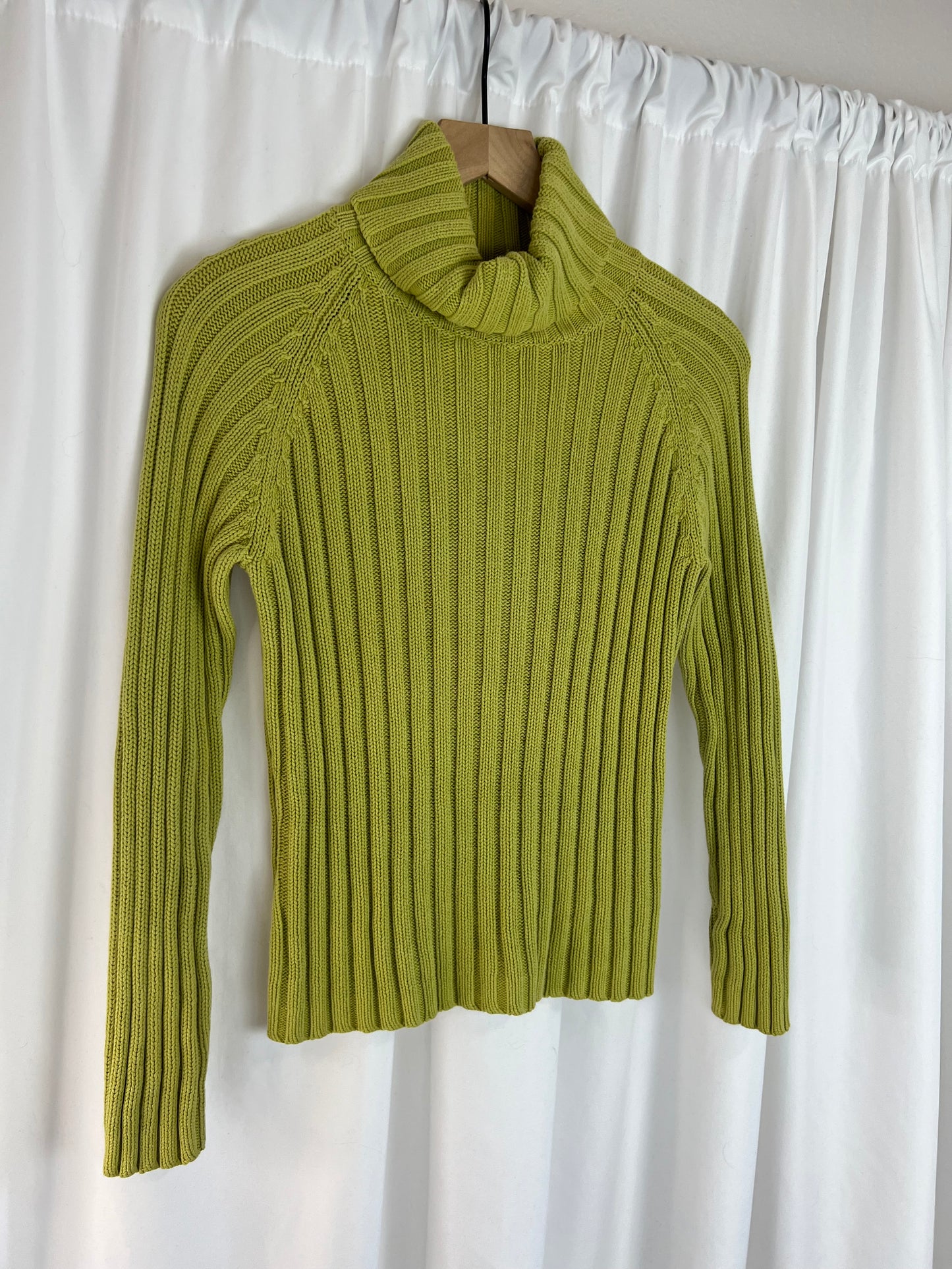 CHARTREUSE RIBBED TURTLENECK